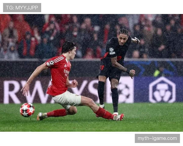 欧冠赛场零封对手 拉菲尼亚成防线关键人物