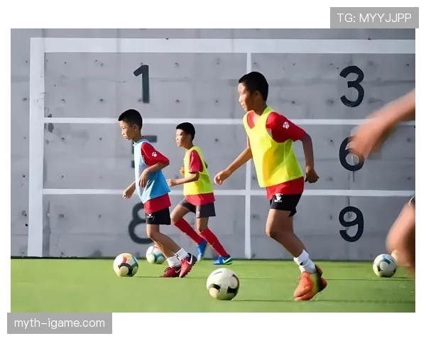 足球减压新招：教练球员携手分享心理技巧，共促赛场表现提升