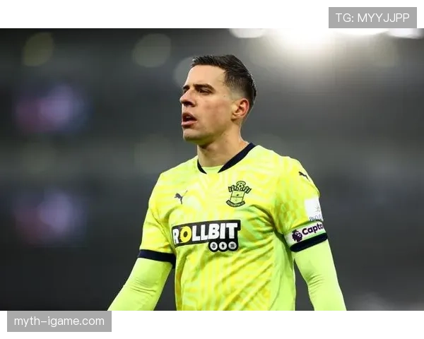 贝德纳雷克在英超赛季中表现稳定，帮助球队稳固防线并提升竞争力