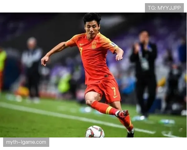 武磊开豪车拎塑料袋买菜，看到的人都笑出声，赛场王者瞬间成邻居大叔