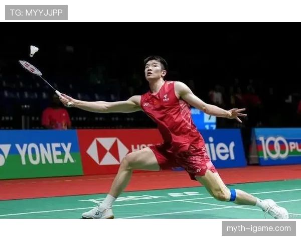 李诗沣训练完直接瘫在场边啃蛋白棒，这自律程度真绷不住了