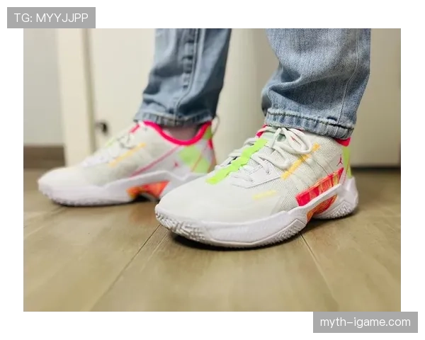 威少又穿荧光绿拖鞋逛超市了，这穿搭是真不怕路人拍照啊